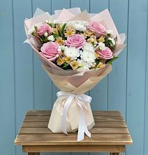 Букет цветов из:  Гвоздики, Орхидеи и Розы в Смоленске