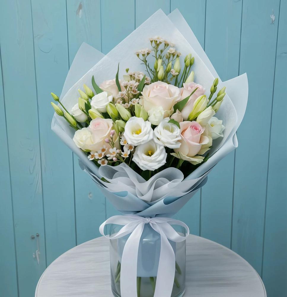 Букет цветов из: Розы и Лизиантусы в Смоленске