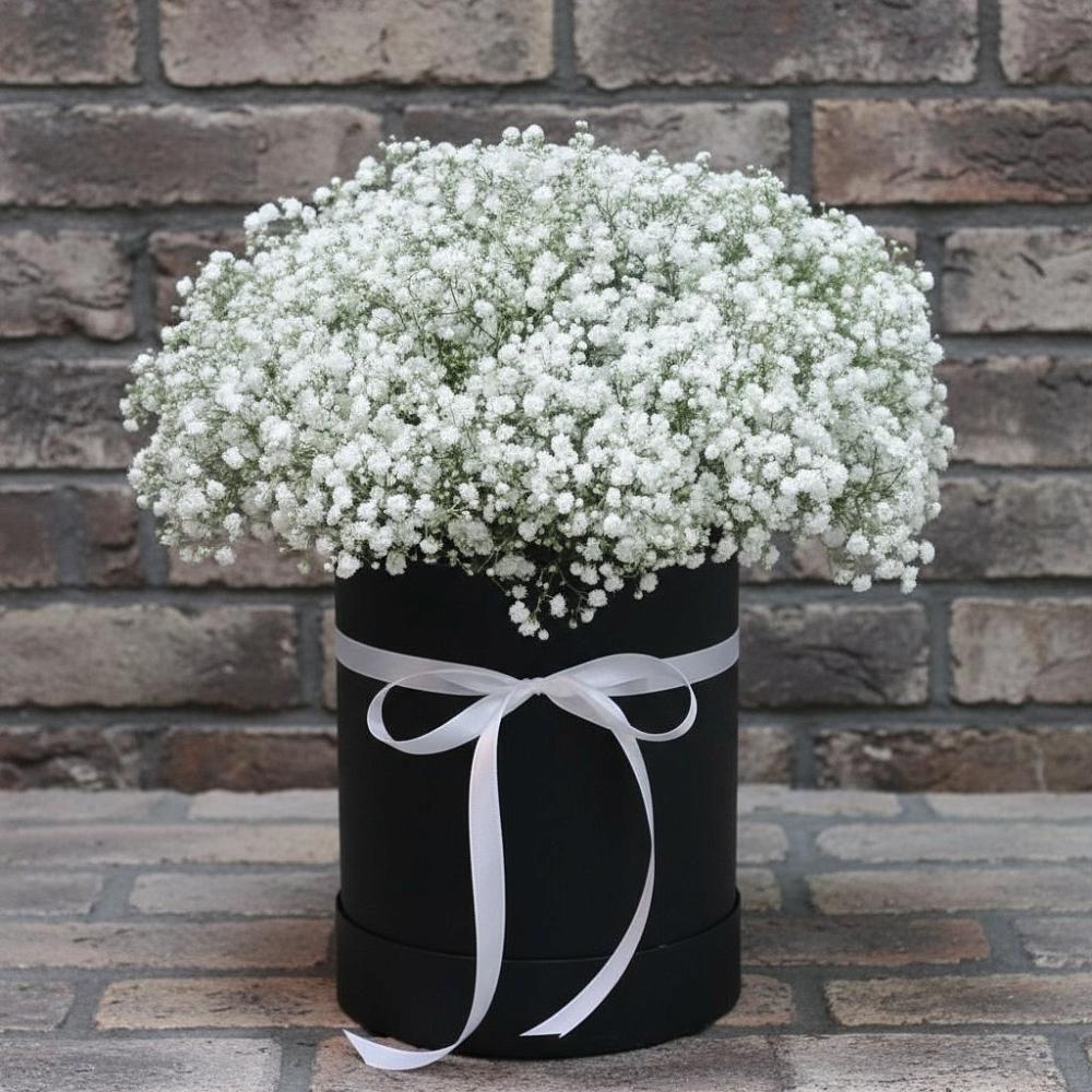 Цветочная композиция из Гипсофила в шляпной коробке в Смоленске