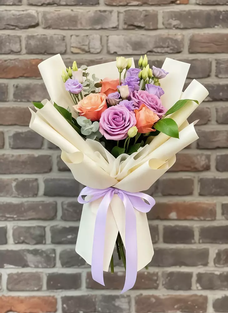 Букет цветов из: Лизиантусы и Розы в Смоленске