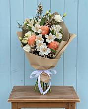 Букет цветов из:  Альстромерии, Лизиантусы, Розы и Хризантемы в Смоленске