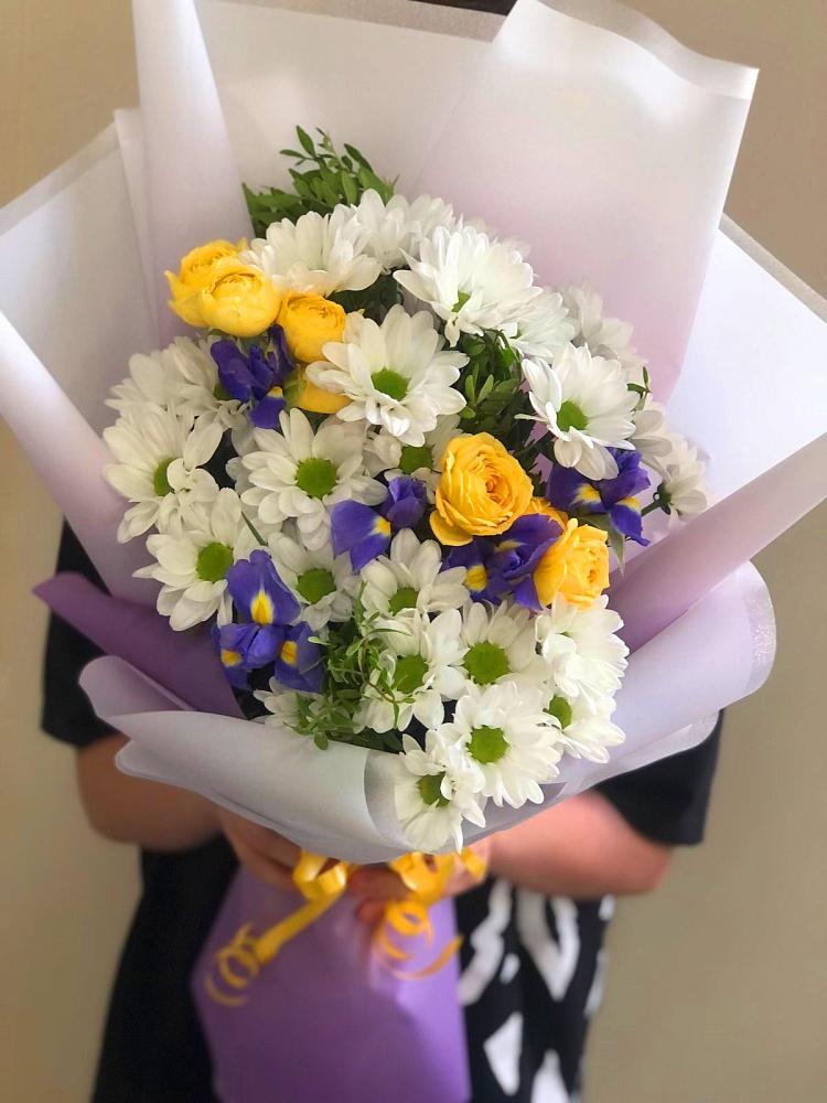 Букет цветов из: Ирисы, Хризантемы и Розы в Смоленске