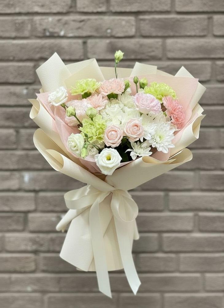 Букет цветов из: Гвоздики, Розы, Лизиантусы и Хризантемы в Смоленске