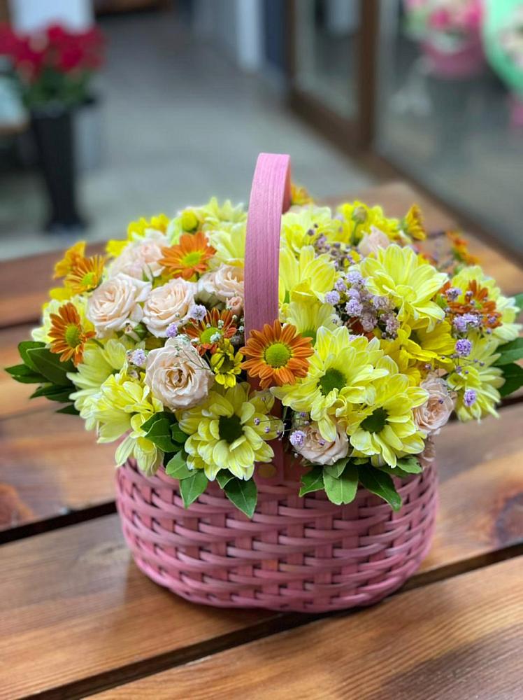 Цветочная композиция из Хризантемы и Розы в корзине в Смоленске