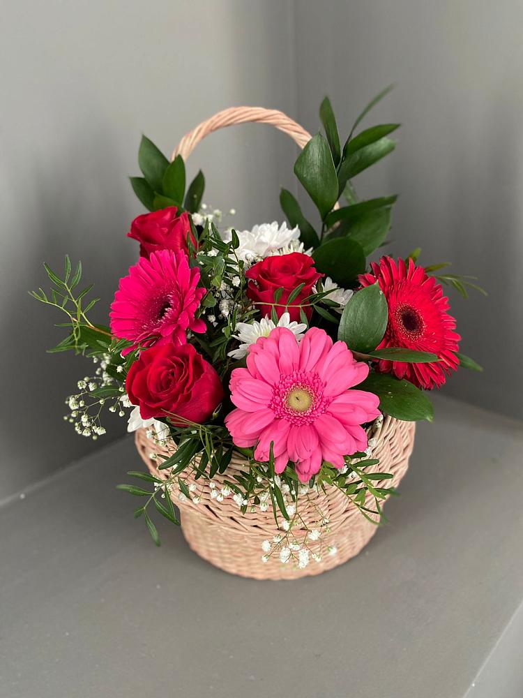 Цветочная композиция из Розы, Хризантемы и Герберы в корзине в Смоленске