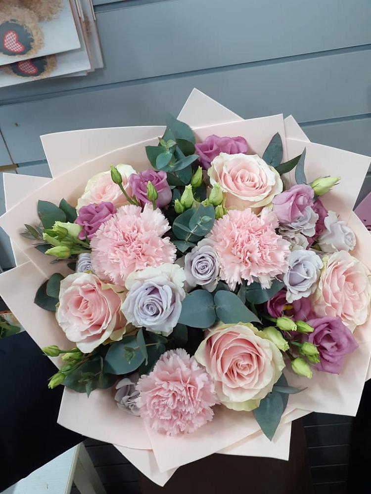 Букет цветов из: Розы, Гвоздики и Лизиантусы в Смоленске