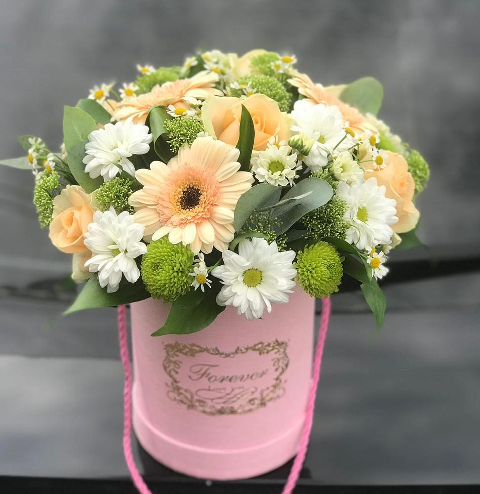 Цветочная композиция из Розы, Герберы и Хризантемы в шляпной коробке в Смоленске